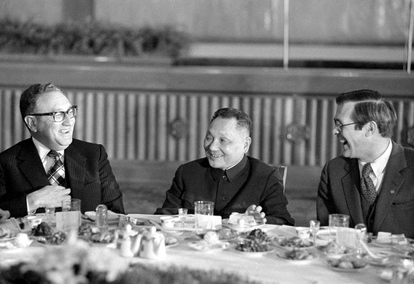 도널드 럼즈펠드(오른쪽) 백악관 비서실장이 1974년 11월 헨리 키신저(왼쪽) 미국 국무장관, 덩샤오핑 중국 국가주석과 베이징 인민궁전 만찬장에 나란히 앉아 웃음을 짓고 있다. AP 자료사진 연합뉴스