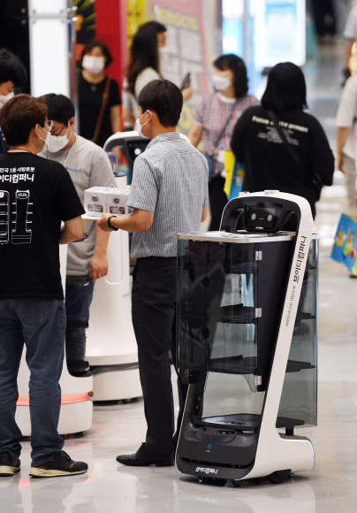 1일 서울 강남구 코엑스에서 열린 제50회 IFS 프랜차이즈 서울 전시장의 한 부스에서 서빙로봇이 돌아다니며 홍보하고 있다. 2021. 7. 1 박윤슬 기자 seul@seoul.co.kr