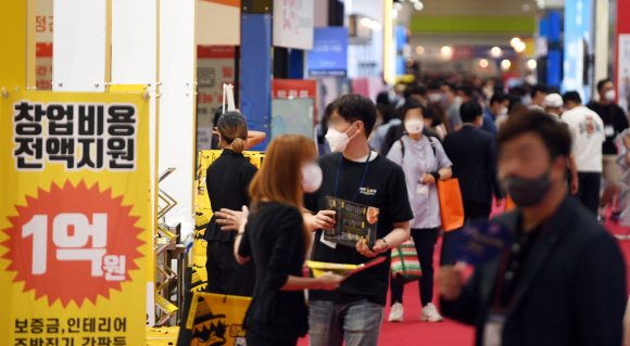 1일 서울 강남구 코엑스에서 열린 제50회 IFS 프랜차이즈 서울이 관람객들로 붐비고 있다. 2021. 7. 1 박윤슬 기자 seul@seoul.co.kr