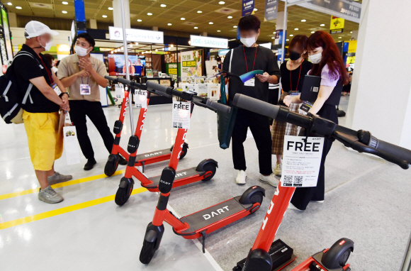 1일 서울 강남구 코엑스에서 열린 제50회 IFS 프랜차이즈 서울을 찾은 관람객들이 창업 관련 상담을 하고 있다. 2021. 7. 1 박윤슬 기자 seul@seoul.co.kr