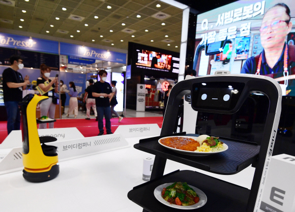 1일 서울 강남구 코엑스에서 열린 제50회 IFS 프랜차이즈 서울 전시장의 한 부스에서 서빙로봇이 돌아다니며 홍보하고 있다. 2021. 7. 1 박윤슬 기자 seul@seoul.co.kr