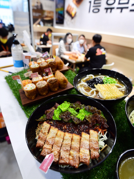 1일 서울 강남구 코엑스에서 열린 제50회 IFS 프랜차이즈 서울을 찾은 관람객들이 창업 관련 상담을 하고 있다. 2021. 7. 1 박윤슬 기자 seul@seoul.co.kr