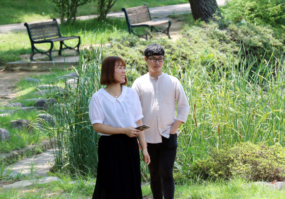 코로나19 백신 접종자들이 실외에서 마스크를 착용하지 않아도 되는 완화한 거리두기 지침이 시행된 1일 오후 광주 북구 전남대학교에서 화이자 백신을 접종 받은 광주 북구 예방접종센터 관계자들이 점심 시간 마스크를 벗고 산책하고 있다. 2021.7.1  연합뉴스