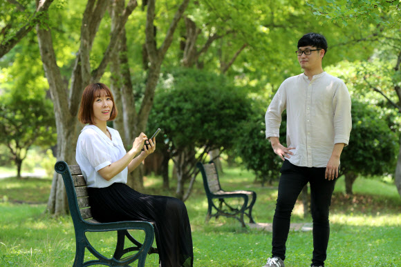 코로나19 백신 접종자들이 실외에서 마스크를 착용하지 않아도 되는 완화한 거리두기 지침이 시행된 1일 오후 광주 북구 전남대학교에서 화이자 백신을 접종 받은 광주 북구 예방접종센터 관계자들이 점심 시간 마스크를 벗고 간격을 유지한 채 대화하고 있다. 2021.7.1  연합뉴스