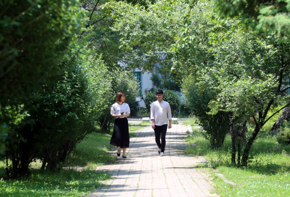 코로나19 백신 접종자들이 실외에서 마스크를 착용하지 않아도 되는 완화한 거리두기 지침이 시행된 1일 오후 광주 북구 전남대학교에서 화이자 백신을 접종 받은 광주 북구 예방접종센터 관계자들이 점심 시간 마스크를 벗고 산책하고 있다. 2021.7.1  연합뉴스