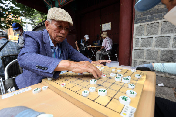 신종 코로나바이러스 감염증(코로나19) 백신 접종자의 야외 마스크 착용 의무가 완화된 1일 오후 서울 종로구 탑골공원 주변에서 백신 접종을 마친 한 어르신이 마스크를 벗고 장기를 두고 있다. 2021.7.1  연합뉴스