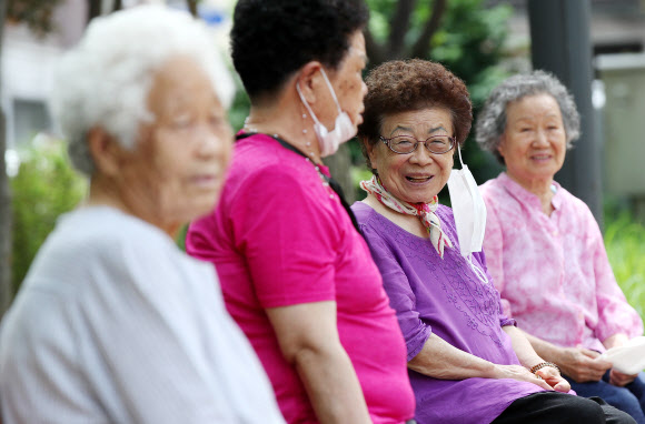 신종 코로나바이러스 감염증(코로나19) 백신 접종자의 야외 마스크 착용 의무가 완화된 1일 오후 서울 양천구 남부법마을 경로당에서 백신 접종을 완료한 어르신들이 마스크를 벗고 담소를 나누고 있다. 2021.7.1  연합뉴스