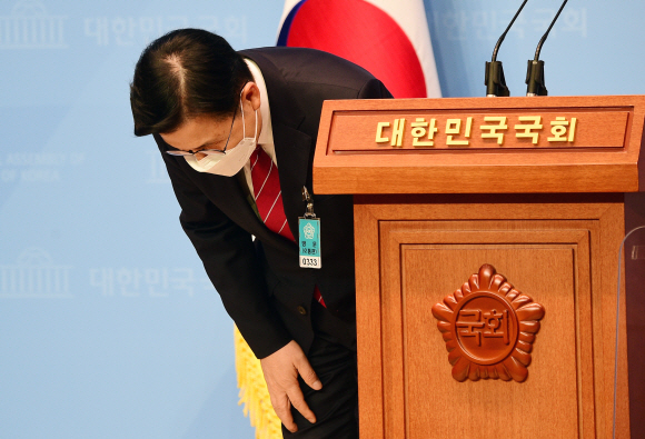 황교안 미래통합당 전 대표가 1일 국회 소통관에서 제 20대 대통령 선거 출마선언에 앞서 인사를 하고 있다.2021. 7. 1  정연호 기자 tpgod@seoul.co.kr