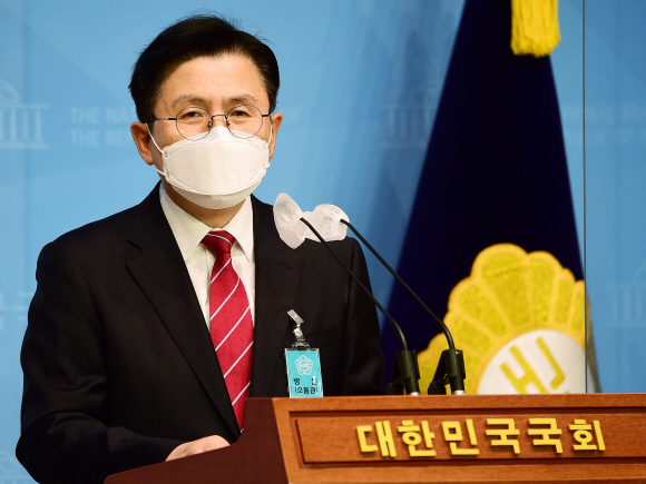 황교안 미래통합당 전 대표가 1일 국회 소통관에서 제 20대 대통령 선거 출마선언을 하고 있다.2021. 7. 1  정연호 기자 tpgod@seoul.co.kr