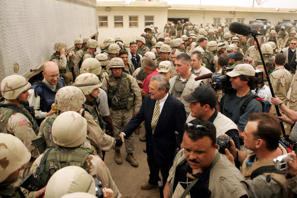 미국 국방장관을 두 차례 역임하며 이라크 전쟁과 아프가니스탄 전쟁을 기획했던 도널드 럼즈펠드가 30일(현지시간) 별세했다. 사진은 이라크전 초반인 2004년 5월 럼즈펠드가 이라크의 아부그라이브 수용소를 방문한 모습. 이 수용소에서 미군 간수들이 포로를 학대한 정황이 폭로돼 럼즈펠드가 사의를 표했을 정도로 곤혹스러웠던 와중의 방문이었다. AFP 연합뉴스
