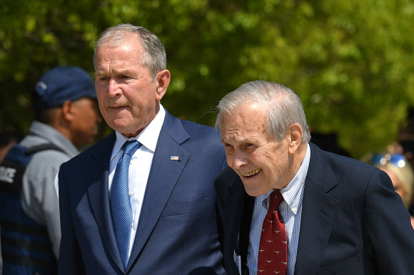 2019년 9·11 테러 추모식이 열린 펜타곤에서 럼즈펠드(오른쪽)가 부시 전 대통령과 입장하는 모습. AFP 연합뉴스