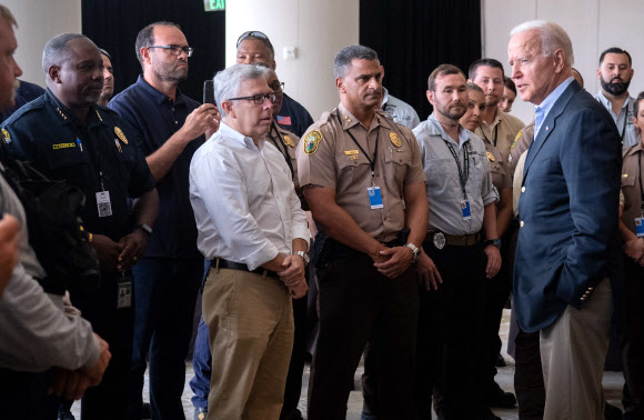 미국 대통령 조 바이든이 7월 1일(현지시간) 플로리다 마이애미 비치 서프사이드에 있는 챔플레인 타워스 사우스 콘도 12층 건물 붕괴 최초 대응자들과 대화를 하고 있다. 2021.7.2  사진=AFP