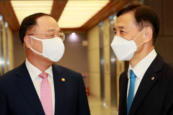 홍남기 경제부총리 겸 기획재정부 장관(왼쪽)과 이주열 한국은행 총재가 2일 오전 서울 중구 한국프레스센터에서 조찬 장소로 향하며 대화하고 있다. 2021.7.2  연합뉴스