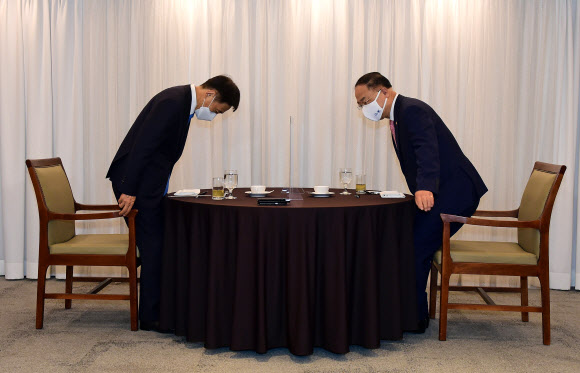 홍남기 경제부총리 겸 기획재정부 장관(오른쪽)과 이주열 한국은행 총재가 2일 서울 중구 프레스센터에서 조찬 회동을 하기 위해 자리에 앉고 있다. 2021.7.2  연합뉴스