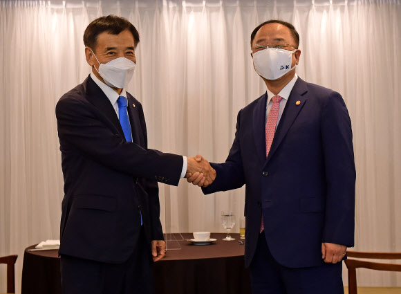 홍남기 경제부총리 겸 기획재정부 장관(오른쪽)과 이주열 한국은행 총재가 2일 오전 서울 중구 프레스센터에서 만나 인사를 나누고 있다. 2021.7.2  연합뉴스