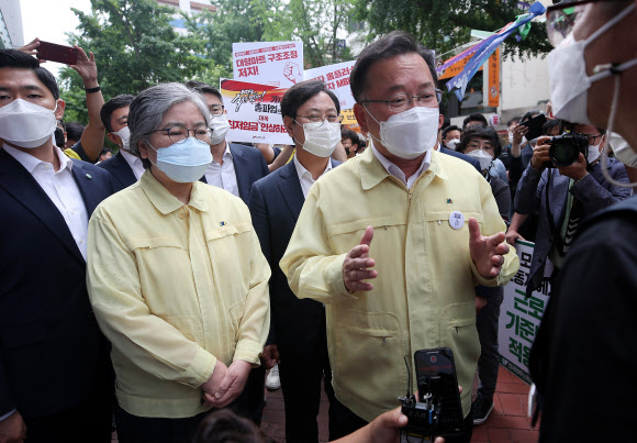 김부겸 국무총리가 2일 코로나19 확산의 기로에 서 있는 중차대한 시기임을 고려해 주말 대규모 집회 자제를 요청하기 위해 정은경 중앙방역대책위원장과 함께 민주노총을 방문하고 있다. 2021.7.2  연합뉴스