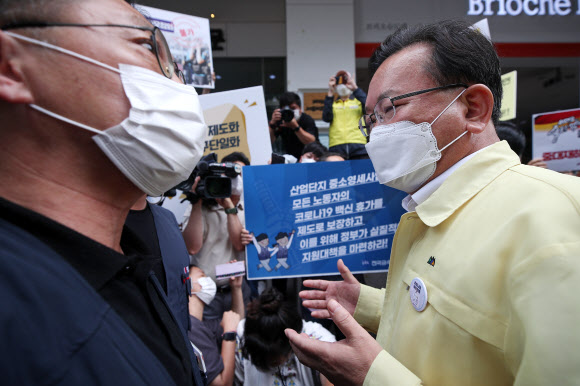 김부겸 국무총리가 2일 코로나19 확산의 기로에 서 있는 중차대한 시기임을 고려해 주말 대규모 집회 자제를 요청하기 위해 민주노총을 방문하고 있다. 2021.7.2  연합뉴스