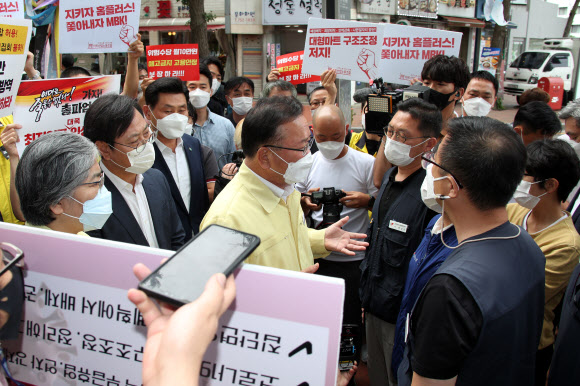 김부겸 국무총리가 2일 오전 정은경 중앙방역대책위원장과 함께 민주노총을 방문, 코로나19 확산의 기로에 서 있는 중차대한 시기임을 고려해 주말 대규모 집회 자제를 요청하고 있다. 2021.7.2  연합뉴스