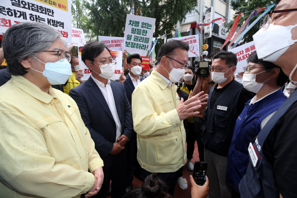 김부겸 국무총리가 2일 오전 정은경 중앙방역대책위원장과 함께 민주노총을 방문, 코로나19 확산의 기로에 서 있는 중차대한 시기임을 고려해 주말 대규모 집회 자제를 요청하고 있다. 2021.7.2  연합뉴스