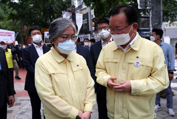 김부겸 국무총리와 정은경 중앙방역대책위원장이 2일 민주노총 앞에서 노조원들에게 막혀 발길을 돌리고 있다. 김 총리는 이날 코로나19 확산의 기로에 서 있는 중차대한 시기임을 고려해 주말 대규모 집회 자제를 요청하기 위해 민주노총을 방문했다. 2021.7.2  연합뉴스