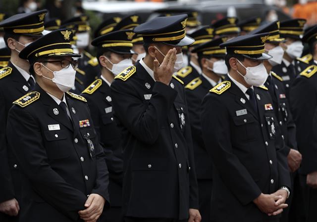 2일 오전 울산시청 햇빛광장에서 엄수된 중부소방서 소속 고(故) 노명래 소방교 영결식에서 동료 소방관들이 슬픔에 잠겨 있다. 노 소방교는 중구 상가 건물 화재 현장에서 구조 활동을 하다가 화상을 입고 병원으로 이송돼 치료를 받던 중 끝내 숨졌다. 고인에게는 소방사에서 소방교로 1계급 특진과 옥조근정훈장이 추서됐다. 2021.7.2 뉴스1