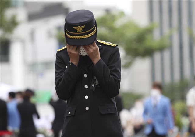 2일 오전 울산시청 햇빛광장에서 엄수된 중부소방서 소속 고(故) 노명래 소방교 영결식에서 동료 소방관들이 슬픔에 잠겨 있다. 노 소방교는 중구 상가 건물 화재 현장에서 구조 활동을 하다가 화상을 입고 병원으로 이송돼 치료를 받던 중 끝내 숨졌다. 고인에게는 소방사에서 소방교로 1계급 특진과 옥조근정훈장이 추서됐다. 2021.7.2 뉴스1