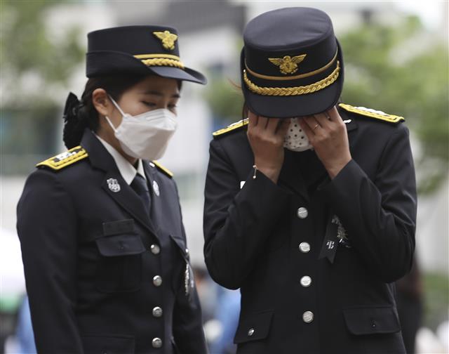 2일 오전 울산시청 햇빛광장에서 엄수된 중부소방서 소속 고(故) 노명래 소방교 영결식에서 동료 소방관들이 슬픔에 잠겨 있다. 노 소방교는 중구 상가 건물 화재 현장에서 구조 활동을 하다가 화상을 입고 병원으로 이송돼 치료를 받던 중 끝내 숨졌다. 고인에게는 소방사에서 소방교로 1계급 특진과 옥조근정훈장이 추서됐다. 2021.7.2 뉴스1
