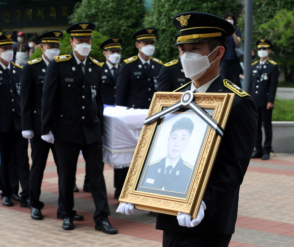2일 오전 울산시청 햇빛광장에서 열린 고(故) 노명래 소방교의 영결식 전 운구 행렬이 들어오고 있다. 노 소방교는 지난달 29일 울산시 중구 성남동 상가 건물 화재 현장에서 구조 활동 중 입은 중화상으로 치료를 받던 중 30일 순직했다. 2021.7.2  연합뉴스