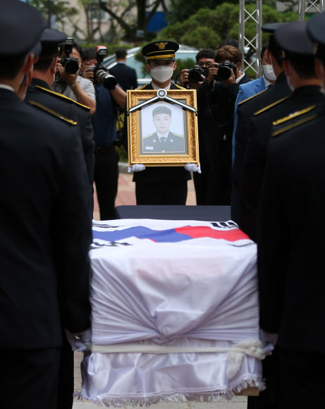 2일 오전 울산시청 햇빛광장에서 열린 고(故) 노명래 소방교의 영결식 전 운구 행렬이 들어오고 있다. 노 소방교는 지난달 29일 울산시 중구 성남동 상가 건물 화재 현장에서 구조 활동 중 입은 중화상으로 치료를 받던 중 30일 순직했다. 2021.7.2  연합뉴스