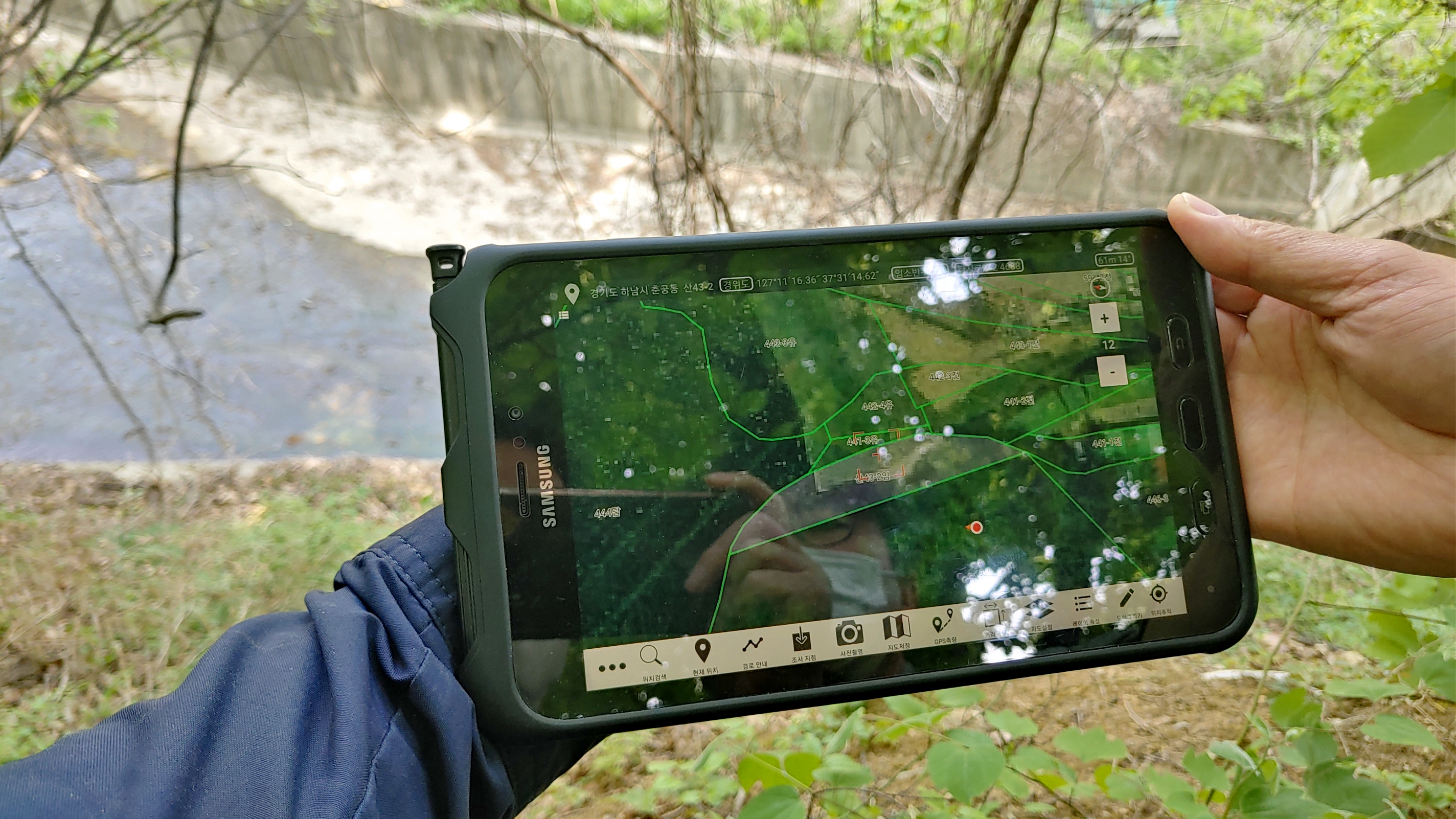 산림청 산림사범수사팀원들이 현장에서 탭을 이용해 GPS를 통한 위치와 지번경계 등을 확인하고 있다. 북부지방산림청 제공