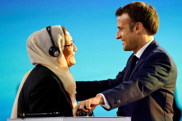 지난달 30일(현지시간) 프랑스 파리에서 열린 유엔 세대평등포럼에서 에마뉘엘 마크롱(오른쪽) 프랑스 대통령이 아프가니스탄 정치인 하비바 사라비와 인사하고 있다. 사라비는 아프간에서 여성 최초로 바미안 주지사를 지냈고 여성부 장관으로 일했다. 파리 AFP 연합뉴스  