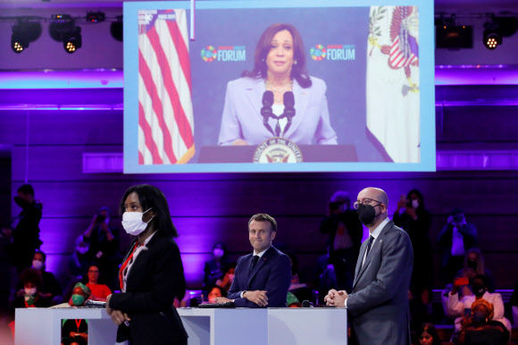 카멀라 해리스 미국 부통령이 유엔 세대평등포럼 개최를 맞아 30일(현지시간) 미국 워싱턴DC에서 화상으로 연설하는 모습이 파리에서 중계되고 있다. 파리 AFP 연합뉴스