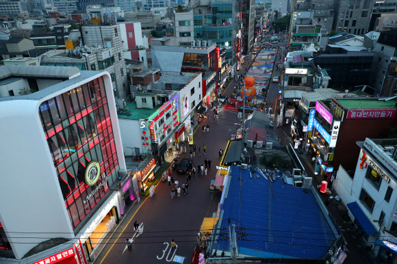 델타형 변이 바이러스 확산으로 수도권에 대한 ‘새로운 거리두기’ 시행이 1주일간 연기된 가운데 1일 저녁 서울 마포구 홍대 인근 거리가 비교적 한산하다. 2021.7.1 연합뉴스