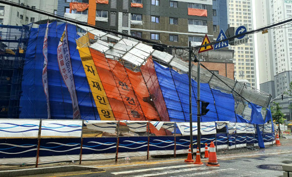 4일 오전 7시 30분께 부산 동래구 한 아파트 공사장에 설치된 가림막이 강풍 탓에 공사장 내부로 넘어져 있다. 인명 피해는 없었다. 2021.7.4  부산경찰청 제공