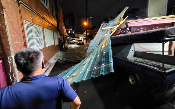 밤새 부산에서 강풍을 동반한 많은 비가 내린 가운데 아파트 유리창 파손 등 피해가 잇따랐다.  4일 부산소방재난본부에 따르면 이날 0시 18분 남구 문현동 한 아파트 3층 유리창이 파손됐다. 인명피해는 없었다.  연합뉴스