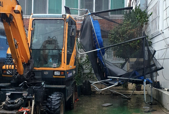 밤새 부산에서 강풍을 동반한 많은 비가 내린 가운데 아파트 유리창 파손 등 피해가 잇따랐다.  4일 부산소방재난본부에 따르면 이날 0시 18분 남구 문현동 한 아파트 3층 유리창이 파손됐다. 인명피해는 없었다.  연합뉴스