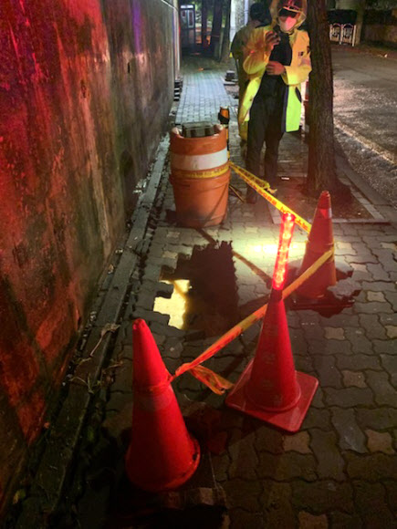 밤새 부산에서 강풍을 동반한 많은 비가 내린 가운데 아파트 유리창 파손 등 피해가 잇따랐다.  4일 부산소방재난본부에 따르면 이날 0시 18분 남구 문현동 한 아파트 3층 유리창이 파손됐다. 인명피해는 없었다.  연합뉴스