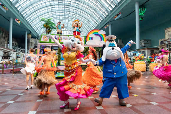 지난 3일 서울 송파구 롯데월드 어드벤처에서 개원 32주년을 맞아 신규 공연 ‘고! 고! 바캉스’가 열리고 있다. 이번 공연은 비행기 기장으로 변신한 롯데월드 캐릭터 ‘바우’를 따라 하와이로 신나는 여름 휴가를 떠나는 콘셉트의 댄싱 퍼포먼스다. 2021.7.4 롯데월드 제공