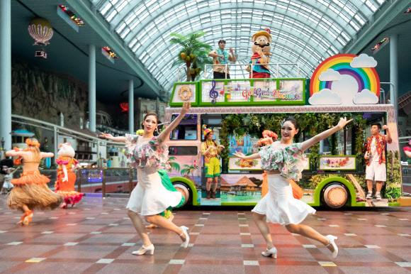 지난 3일 서울 송파구 롯데월드 어드벤처에서 개원 32주년을 맞아 신규 공연 ‘고! 고! 바캉스’가 열리고 있다. 이번 공연은 비행기 기장으로 변신한 롯데월드 캐릭터 ‘바우’를 따라 하와이로 신나는 여름 휴가를 떠나는 콘셉트의 댄싱 퍼포먼스다. 2021.7.4 롯데월드 제공