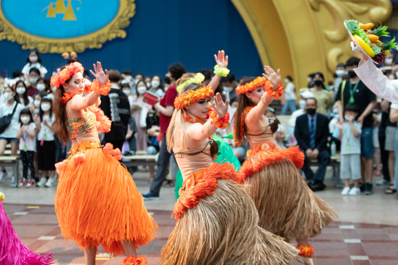 지난 3일 서울 송파구 롯데월드 어드벤처에서 개원 32주년을 맞아 신규 공연 ‘고! 고! 바캉스’가 열리고 있다. 이번 공연은 비행기 기장으로 변신한 롯데월드 캐릭터 ‘바우’를 따라 하와이로 신나는 여름 휴가를 떠나는 콘셉트의 댄싱 퍼포먼스다. 2021.7.4 롯데월드 제공