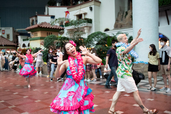 지난 3일 서울 송파구 롯데월드 어드벤처에서 개원 32주년을 맞아 신규 공연 ‘고! 고! 바캉스’가 열리고 있다. 이번 공연은 비행기 기장으로 변신한 롯데월드 캐릭터 ‘바우’를 따라 하와이로 신나는 여름 휴가를 떠나는 콘셉트의 댄싱 퍼포먼스다. 2021.7.4 롯데월드 제공