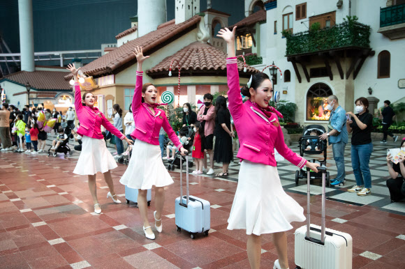 지난 3일 서울 송파구 롯데월드 어드벤처에서 개원 32주년을 맞아 신규 공연 ‘고! 고! 바캉스’가 열리고 있다. 이번 공연은 비행기 기장으로 변신한 롯데월드 캐릭터 ‘바우’를 따라 하와이로 신나는 여름 휴가를 떠나는 콘셉트의 댄싱 퍼포먼스다. 2021.7.4 롯데월드 제공