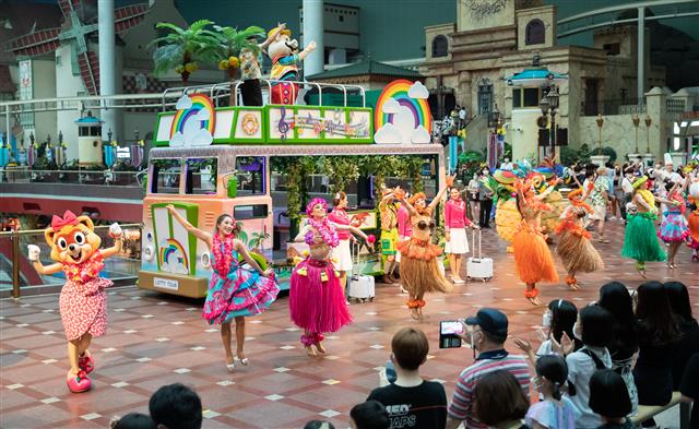 지난 3일 서울 송파구 롯데월드 어드벤처에서 개원 32주년을 맞아 신규 공연 ‘고! 고! 바캉스’가 열리고 있다. 이번 공연은 비행기 기장으로 변신한 롯데월드 캐릭터 ‘바우’를 따라 하와이로 신나는 여름 휴가를 떠나는 콘셉트의 댄싱 퍼포먼스다. 하와이안 느낌을 물씬 풍기는 ‘샤론캣’과 댄서들의 낭만적인 훌라춤과 신나는 EDM음악으로 가득한 화려한 피날레 파티 등 볼거리가 다양하다. 2021.7.4 롯데월드 제공