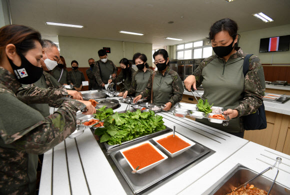일반 국민들로 구성된 제8기 대한민국 급식·피복 모니터링단이 지난 1일 전북 익산 육군 부사관학교를 방문해 군 급식실태를 점검하고 있다. 2021.7.4 국방일보 제공
