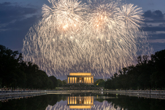 2020년 7월 4일, 미국 워싱턴DC에서 열린 독립기념일 불꽃놀이 행사. UPI 연합뉴스