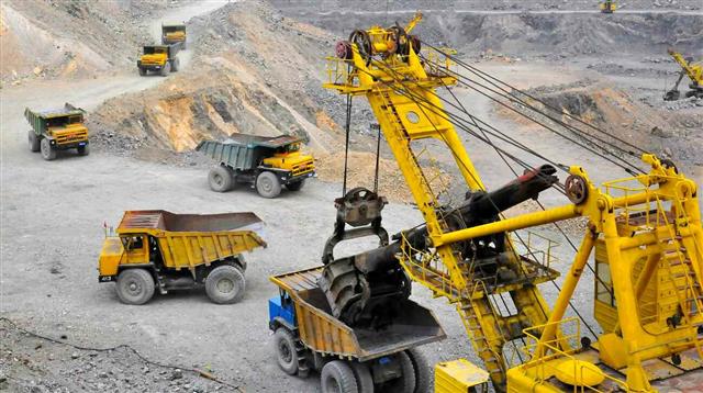 북한 노동당 기관지 노동신문은 4일 ‘금속, 화학공업부문 일꾼들과 노동계급이여, 겹쌓이는 도전들을 쳐갈기며 총진군대오의 선봉에서 용감히 나아가자’는 제목의 특집 기사를 실었다. 사진은 무산광산연합기업소. 평양 노동신문 뉴스1