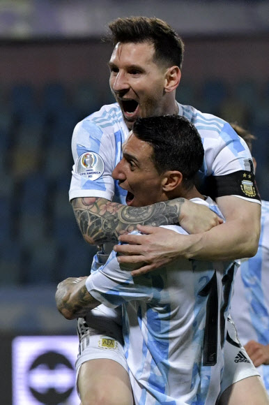 아르헨티나의 리오넬 메시가 4일 에콰도르와의 코파 아메리카 8강전에서 프리킥 득점을 올린 뒤 앙헬 미 마리아와 함께 기뻐하고 있다. AFP 연합뉴스