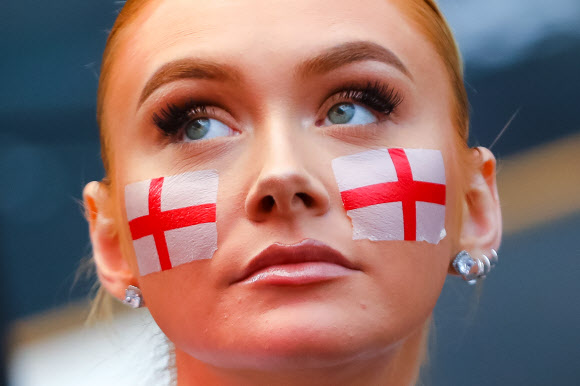 잉글랜드 축구팬이 3일(현지시간) 영국 런던 크로이던의 박스파크에서 잉글랜드와 우크라이나의 ‘유로 2020’ 8강전 경기를 관람하고 있다. EPA 연합뉴스