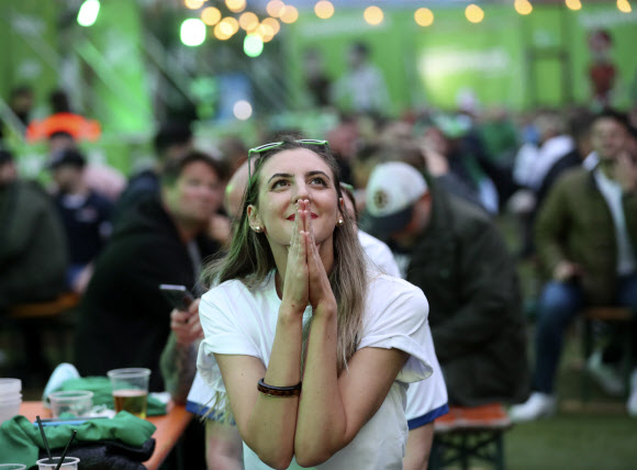 잉글랜드 축구팬이 3일(현지시간) 영국 뉴캐슬에서 잉글랜드와 우크라이나의 ‘유로 2020’ 8강전 경기를 관람하고 있다. AP 연합뉴스