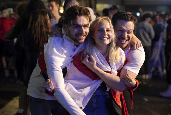 3일(현지시간) 이탈리아 로마에서 열린 ‘유로 2020’ 8강전에서 잉글랜드가 우크라이나를 4-0으로 대승을 거두자 잉글랜드 축구팬들이 런던 피카딜리 서커스에서 축하하고 있다. AP 연합뉴스